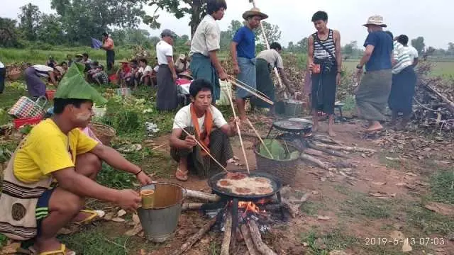 မုန့်ဖြူ၊မုန့်နီကိုလည်း လယ်ကွင်းထဲမှာပဲ ပူပူနွေးနွေးကြော်ပြီး က