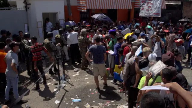 Fila en en INM de Tapachula.