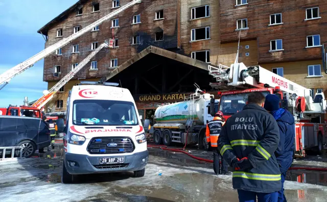 Grand Kartal otelinin fotoğrafı. Fotoğrafta bir ambulans, itfaiye eri ve itfaiye kamyonlarından camlara uzanan körükler var.