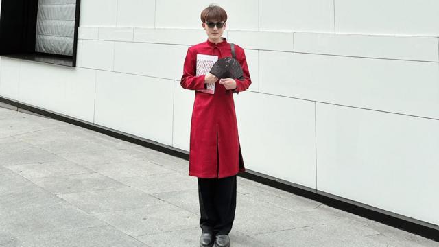 Trí Trần trong bộ áo dài cách tân nam của Việt Nam