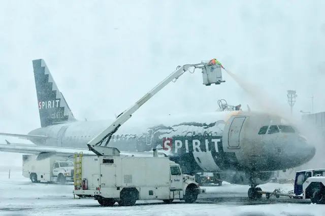 A320 авиакомпании Spirit Airlines в старой ливрее во время противообледенительной обработки
