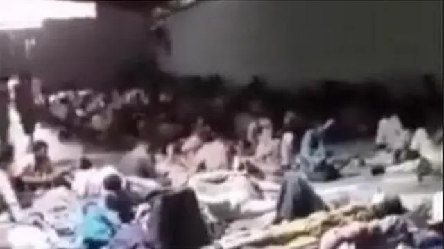 در این تصاویر افراد مدعی هستند که انان در ارودگاهی در کرمان ایران هستند و به آنان آب و نان داده نمی شود