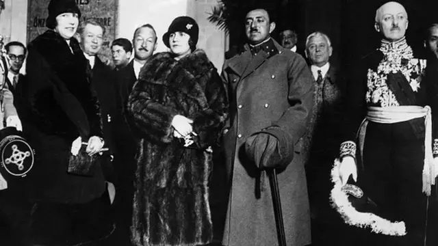 अमानुल्लाह ख़ान, रानी सोराया के साथ