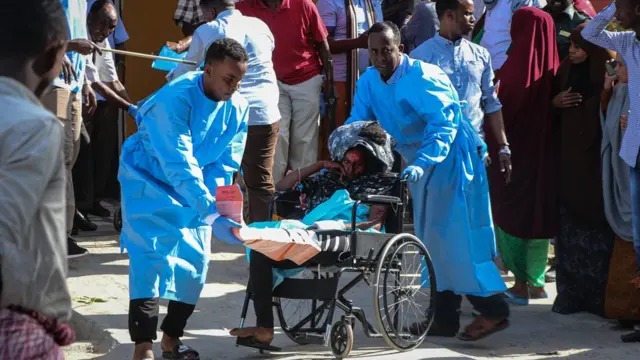 আহতদের একজনকে হাসপাতালে নিয়ে যাওয়া হচ্ছে