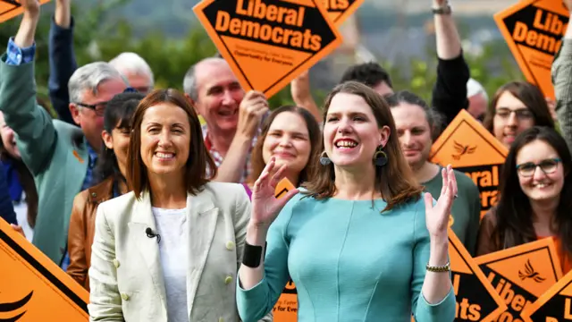Liberal Demokratlar'ın lideri Jo Swinson (sağda) ve partinin Galler ayağının lideri Jane Odds (solda), İngiltere'de iki sandalye için düzenlenen ara seçimde kazandıkları zaferin ardından. Liberal Demokratlar, Muhafazakar Parti'den aldıkları bu sandalyelerle Başbakan Boris Johnson'ın dışardan destekli hükümetinin Avam Kamarası'ndaki çoğunluğunu 1 sandalyeye indirdi.