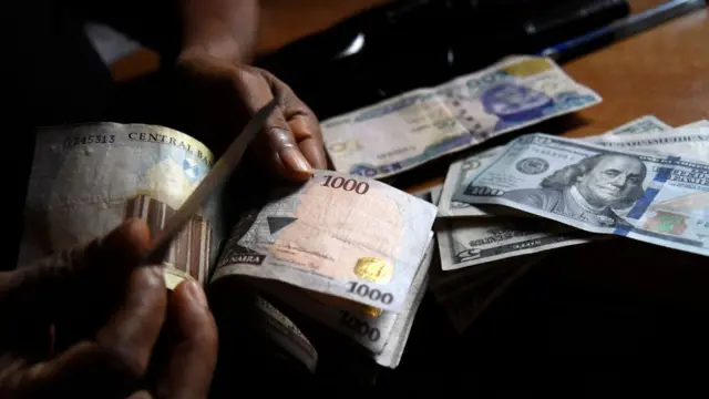 Un changeur de monnaie feuilletant des billets