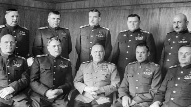 Сидят, слева направо: Иван Конев, Александр Василевский, Георгий Жуков, Константин Рокоссовский, Кирилл Мерецков; стоят, слева направо: Федор Толбухин, Родион Малиновский, Леонид Говоров, Андрей Еременко, Иван Баграмян