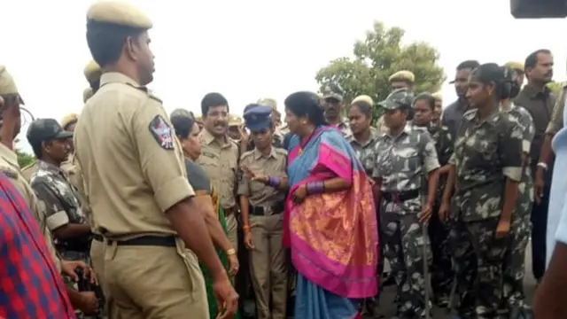 పోలీసులతో మాట్లాడుతున్న నన్నపనేని