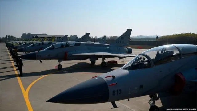 విదేశాలకు విక్రయించే జేఎఫ్-17 విమానాలను కూడా బుధవారం ప్రదర్శనకు ఉంచారు
