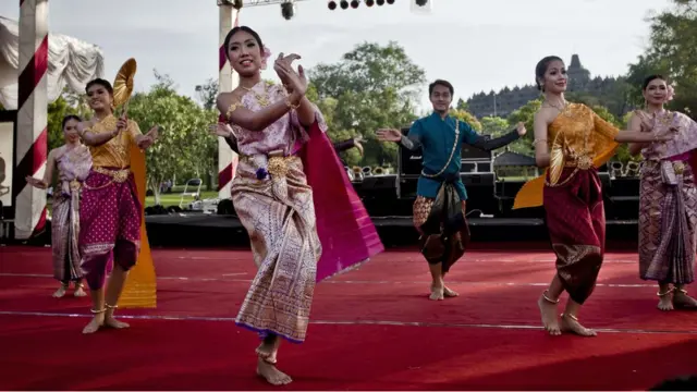 กลุ่มนักแสดงเผยแพร่การแสดงรำไทย ที่เทศกาลศิลปะวัฒนธรรมในประเทศอินโอนีเซีย