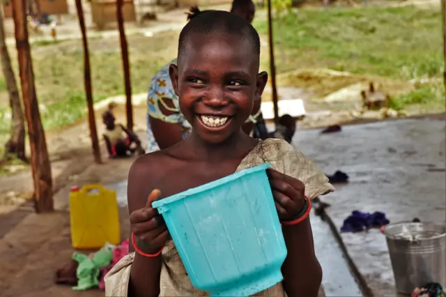 Une petite fille à la borne du camp venue puiser de l’eau.