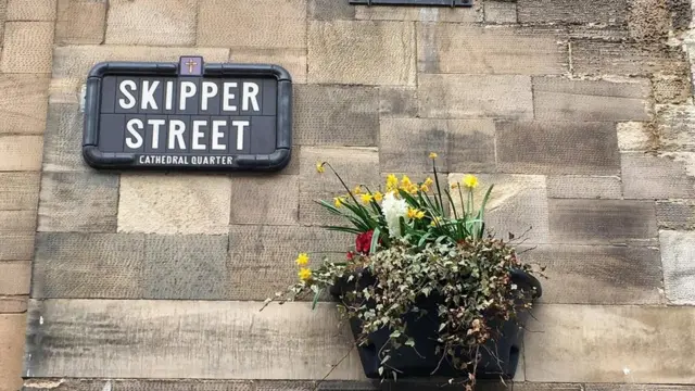 تعج بلفاست بلوحات تحمل تذكيراً بالبحارة الذين استخدموا نهر فارسيت لشحن البضائع