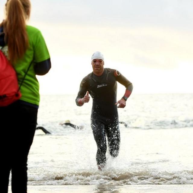Homem sai do mar após horasroleta da sorte numerosnatação