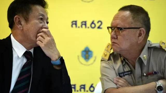 นายณัฏฐ์ เล่าสีห์สวกุล อดีตรองเลขาฯ กกต. (ขวา)