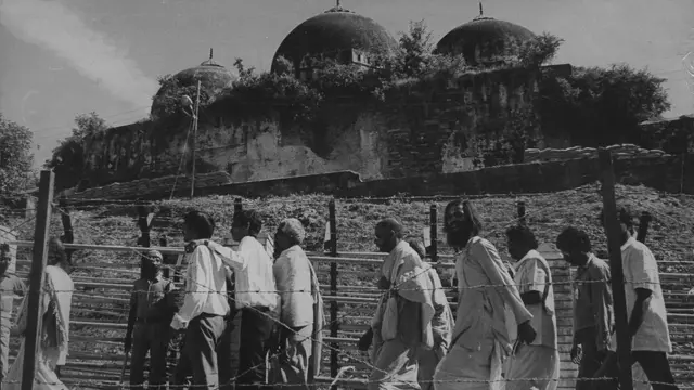 ১৯৭৬ সাল থেকে এই বাবরি মসজিদ চত্ত্বরেই শুরু হয় প্রত্নতাত্ত্বিক খোঁড়াখুঁড়ি