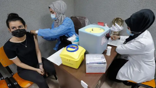 ممرضتان تقدمان جرعات اللقاح