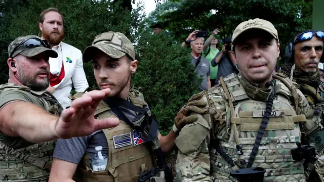Algunos de los nacionalistas que se concentraron en la ciudad portaban vestimenta militar y armas.