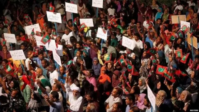 प्रदर्शन करते लोग