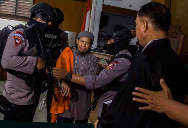 Aman Abdurrahman di persidangan, dituntut hukuman mati.