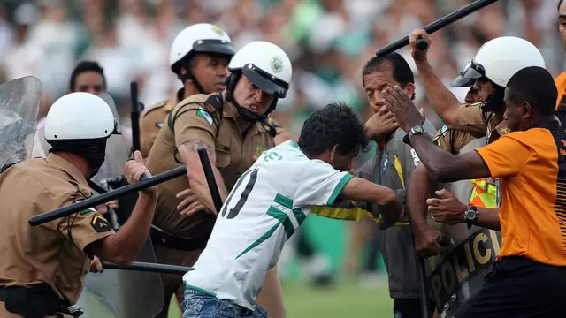 Fluminense taraftarı dayak yiyor