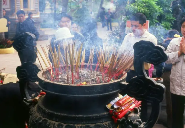 Tết Nguyên Đán thường là dịp các lãnh đạo VN tham dự lễ hội và dâng hương ở đền chùa