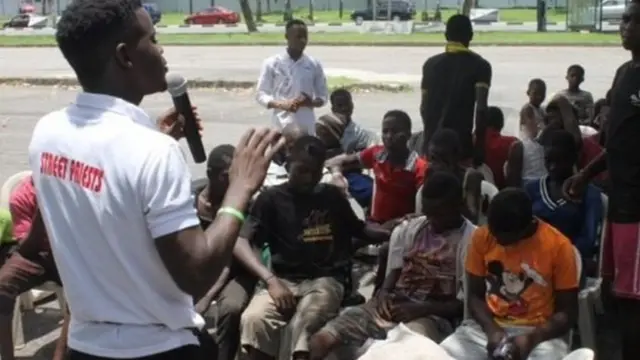 Okina n ba awọn ọmọde sọrọ