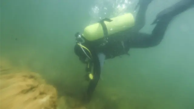 Un buzo en el lago Titicaca