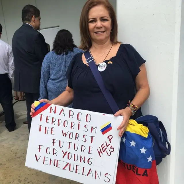 Una manifestante en el evento de Mike Pence en Miami