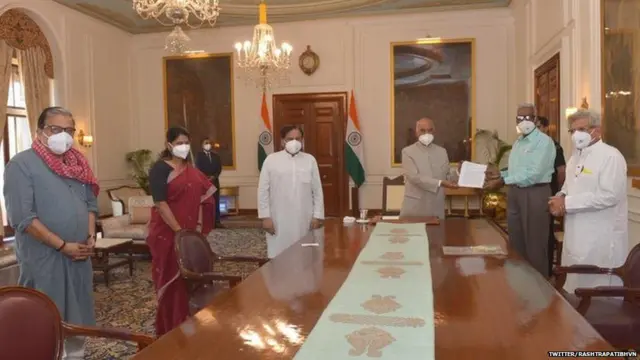 ज्ञापन सौंपते नेता