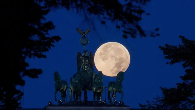 القمر العملاق