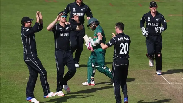 সেই মুশফিকুর রহিমকে প্যাভিলিয়নে ফেরত পাঠানোর পর নিউজিল্যান্ডের উল্লাস