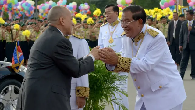 พระบาทสมเด็จพระบรมนาถ นโรดม สีหมุนี (ซ้าย) และสมเด็จฮุน เซน นายกรัฐมนตรีของกัมพูชา