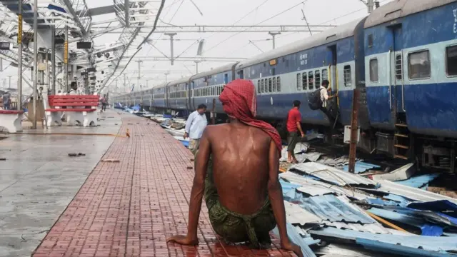 पुरी रेल्वे स्टेशनला या वादळाचा मोठा तडाखा बसला आहे.
