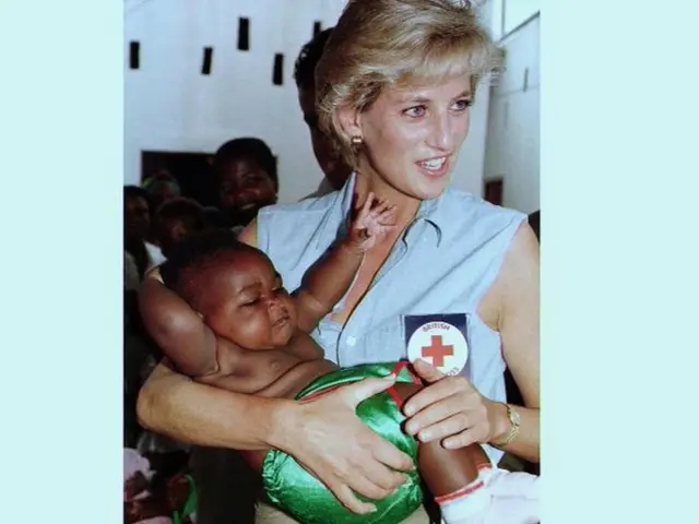 অ্যাঙ্গোলায় মাইনের আঘাতে ক্ষতিগ্রস্ত শিশুদের দেখতে যান প্রিন্সেস ডায়ানা