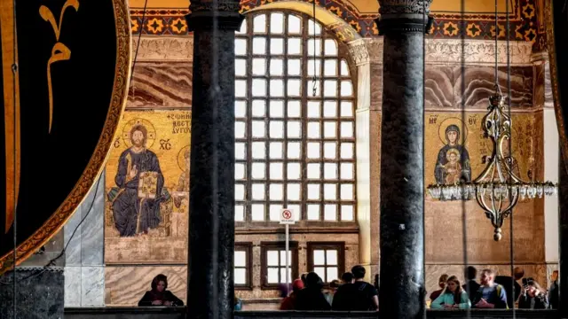 Вибрации громкоговорителя, транслирующего молитву внутри собора, может дать дополнительную нагрузку на своды, считают некоторые реставраторы