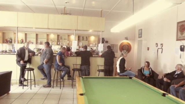 அங்கு ஒரே ஒரு பார் மட்டுமே இருக்கிறது