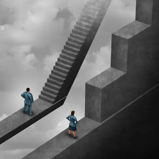 Mujer y hombre ante una representación de los obstáculos de la vida.