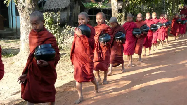 Возможно, кто-то из этих маленьких монахов станет медиумом и начнет заговаривать духов