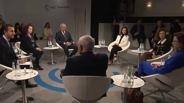 شاهزاده رضا پهلوی، مسیح علی نژاد و نازنین بنیادی در نشستی که در حاشیه کنفرانس امنیتی مونیخ با عنوان «زن، زندگی، آزادی» برگزار شد، شرکت کردند. باب منندز، رئیس کمیته روابط خارجی سنای آمریکا و هانا نیومن، نماینده آلمان در پارلمان اروپا هم حضور داشتند