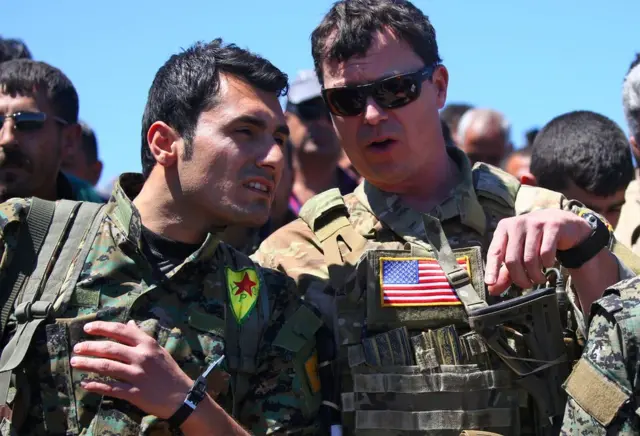 Türkiye'nin Derik'e yönelik bombardımanının ardından ABD askerleri bölgeye giderek YPG'lilerle birlikte incelemelerde bulunmuştu