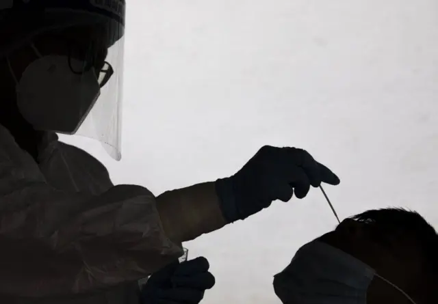 कोभिड परीक्षण गर्न नमुना सङ्कलन गरिँदै