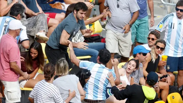 Hinchas de argentina y Brasil discuten.