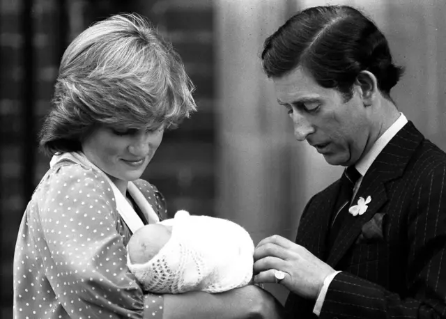 Diana segura William bebê ao lado de Charles