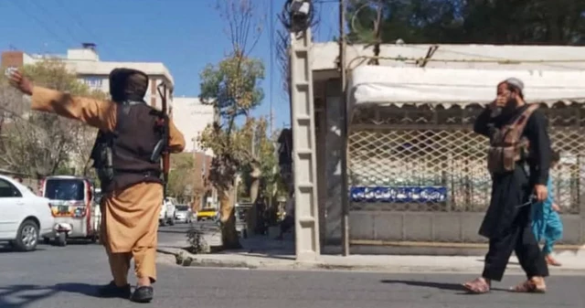 گروه طالبان جاده منتهی به گازرگاه هرات را در پی یک حمله انتحاری مسدود کرد