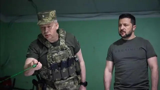 প্রেসিডেন্ট জেলেনস্কিকে সামরিক অভিযান সম্পর্কে অবহিত করছেন জেনারেল সিরস্কি