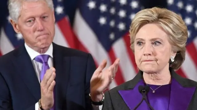 ပြတ်ပြတ်သားသား မဲအသာရနိုင်ခြေရှိတဲ့ သမ္မတလောင်းက ဘယ်သူလဲ ဆိုတာ ရွေးကောက်ပွဲအပြီး ညပိုင်းမှာ ထွက်ပေါ်လေ့ရှိ (၂၀၁၆ ရွေးကောက်ပွဲ ရှုံးနိမ့်ကြောင်း လက်ခံတဲ့ မိန့်ခွန်းပြောကြားသူ ဟီလာရီ ကလင်တန်နဲ့ သူ့ရဲ့ ခင်ပွန်းဖြစ်သူ သမ္မတဟောင်း ဘီလ် ကလင်တန်)