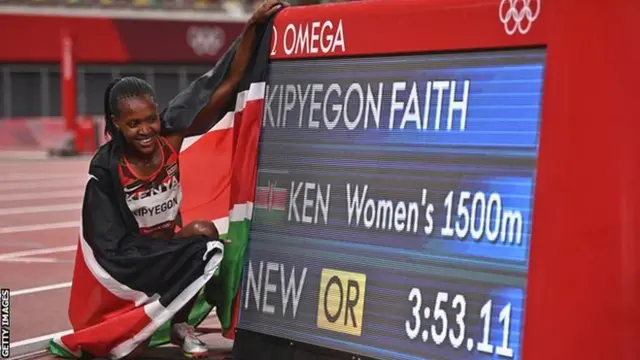 Faith Kipyegon na mmeri ya mgbe o turu ugo n'ọsọ ụmụnwaanyị nke 15000m n'asọmpị Tokyo