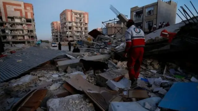 بالصور: زلزال مدمر في إيران والعراق