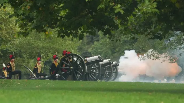 Des soldats participent à une salve d'armes pour le roi Charles de Grande-Bretagne.