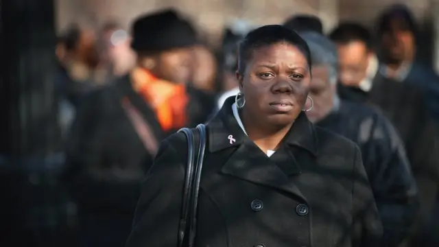 Hombres y mujeres buscan empleo en Chicago